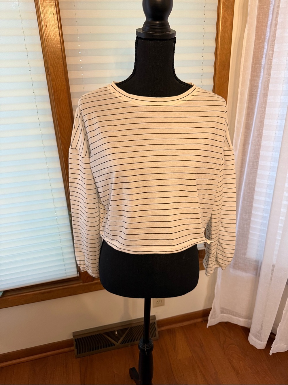Source Unknown Cream and Black Striped Long-Sleeve Crop Top